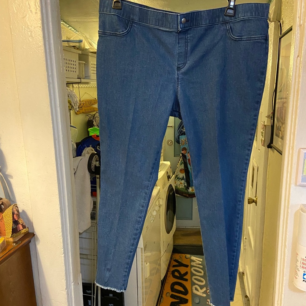 Hue denim leggings with raw cut